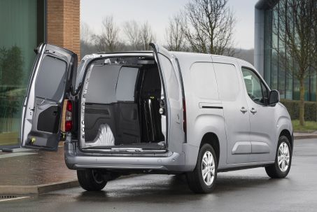 Video Review: Peugeot Partner E-Partner Standard 800 100kW 50kWh Asphalt Premium Van Auto